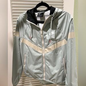 ✨ NIKE WINDBREAKER ✨